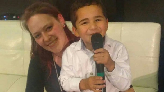 Juan sitzt auf Tatjana, beide lächeln in die Kamera