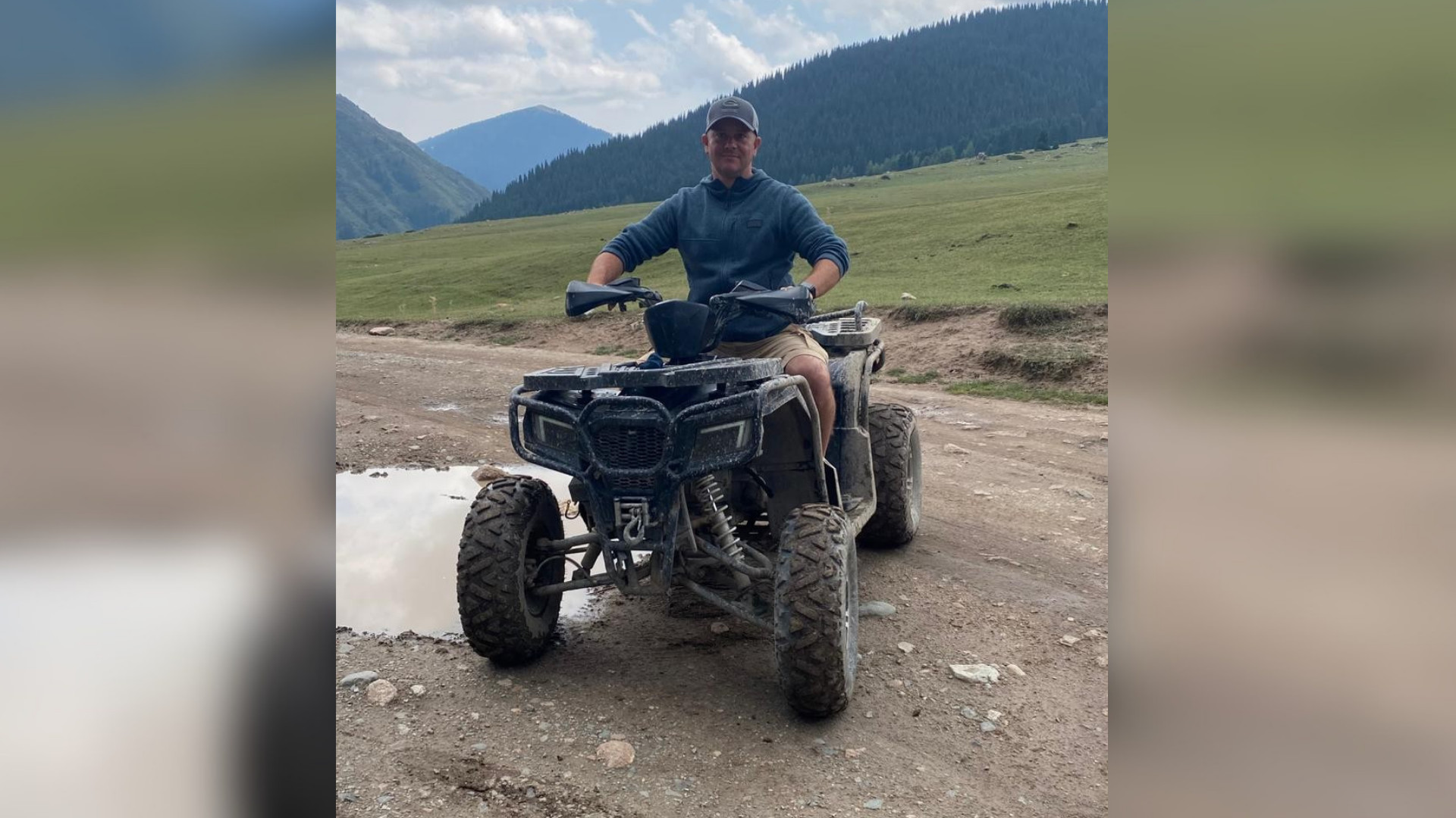 Ein Mann sitzt auf einem Quad.