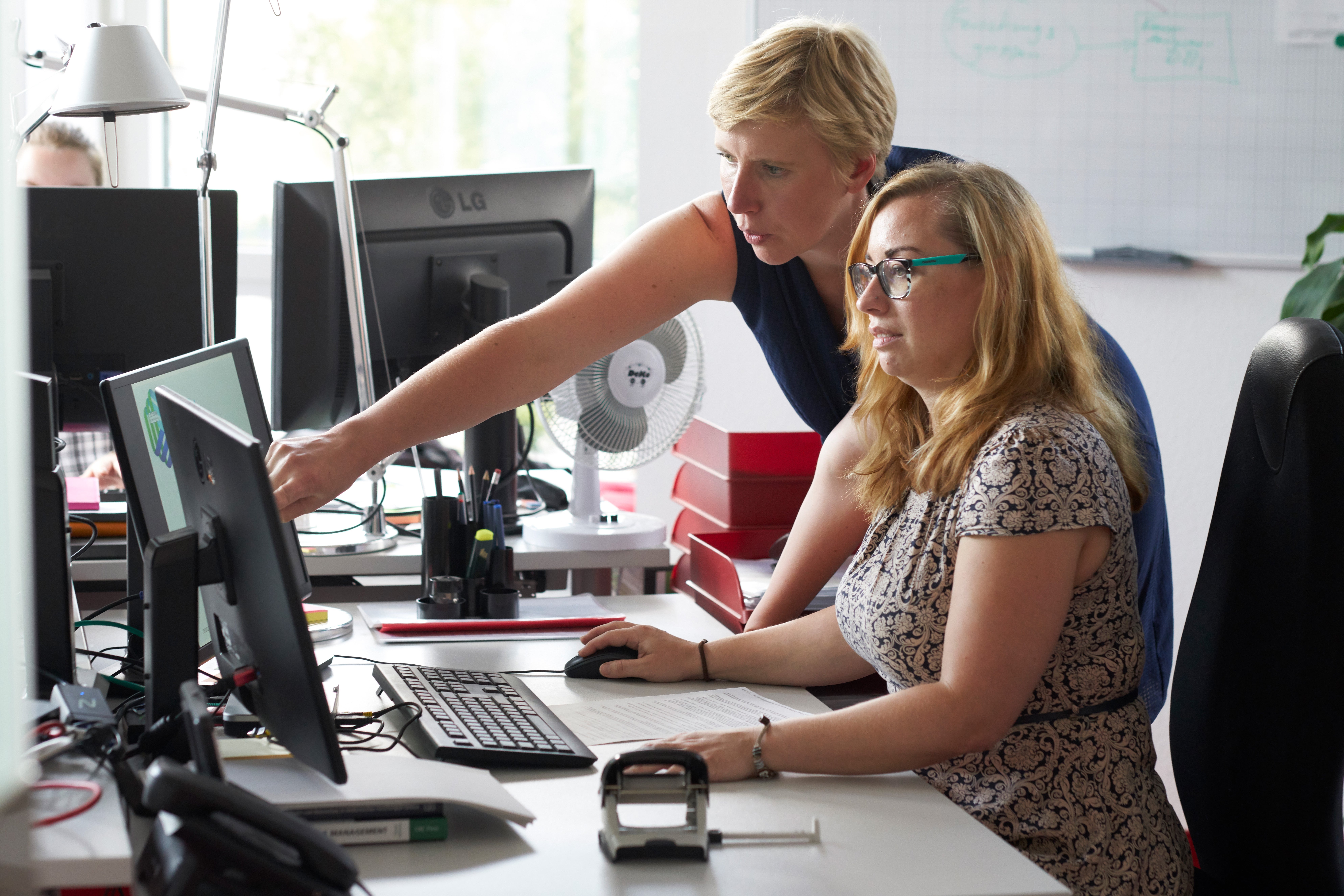 zwei Frauen am Schreibtisch