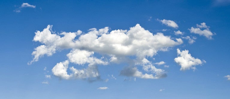 Ein blauer Himmel mit Wolken