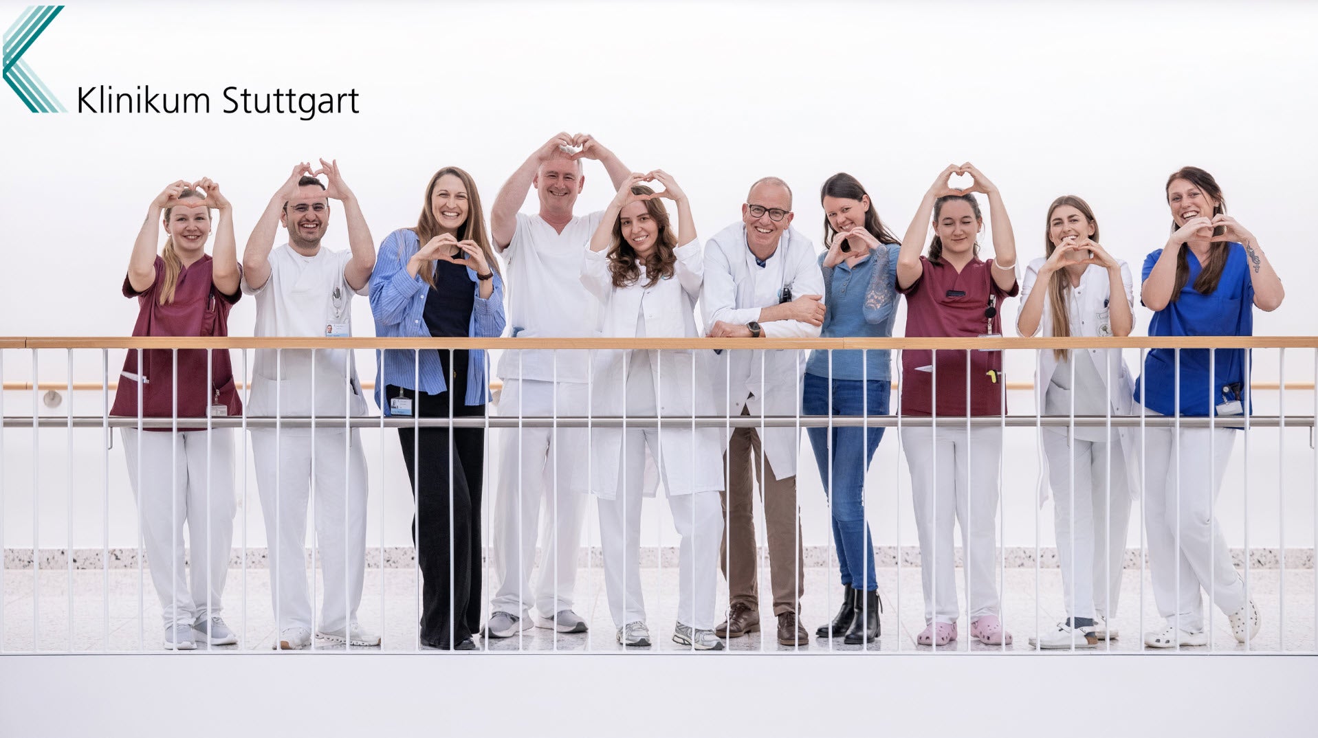Eine Gruppe von Mitarbeitern des Klinikums Stuttgart posieren für ein Foto