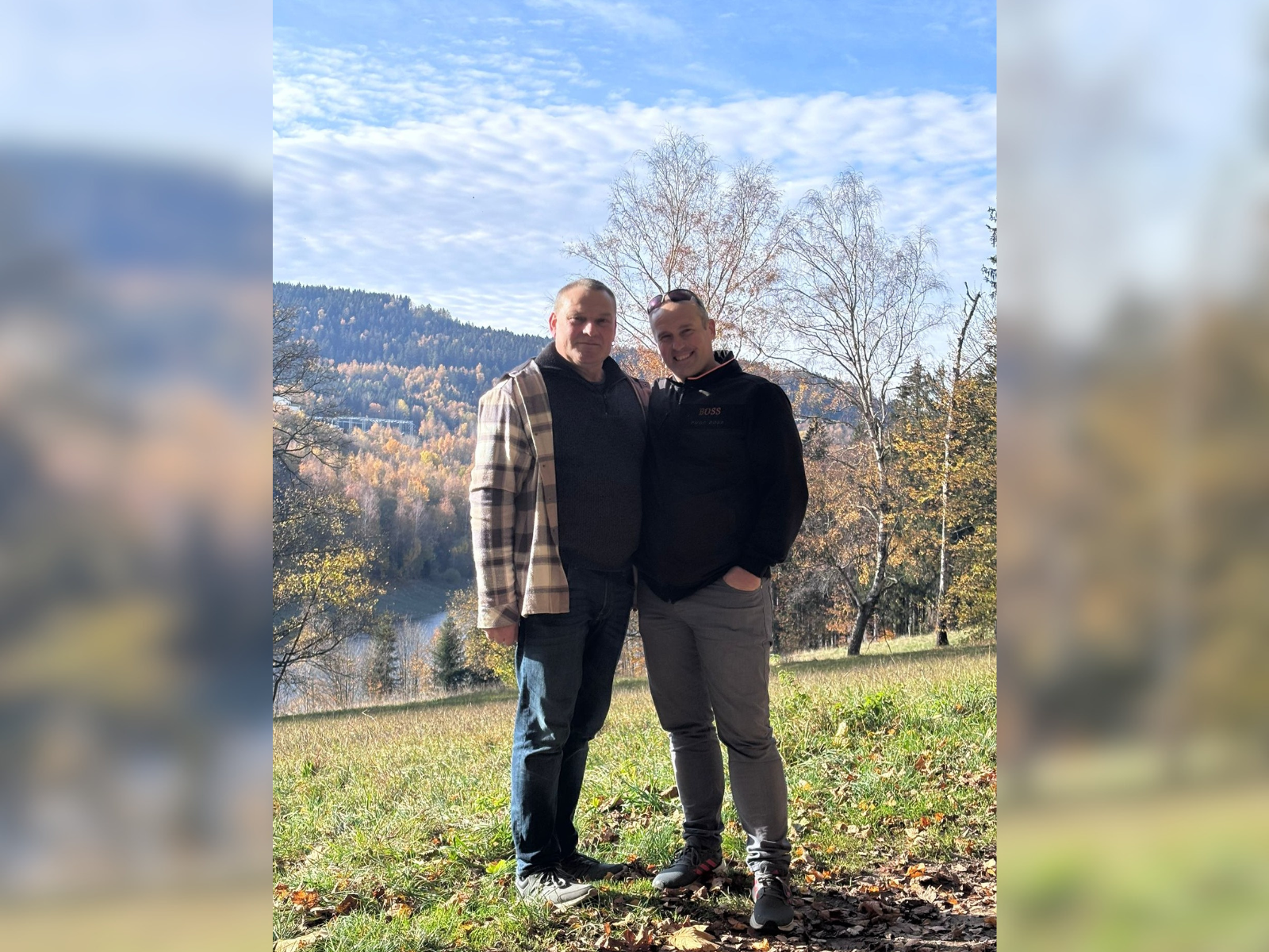 Frank und René genießen gemeinsame Aktivitäten, wie wandern.