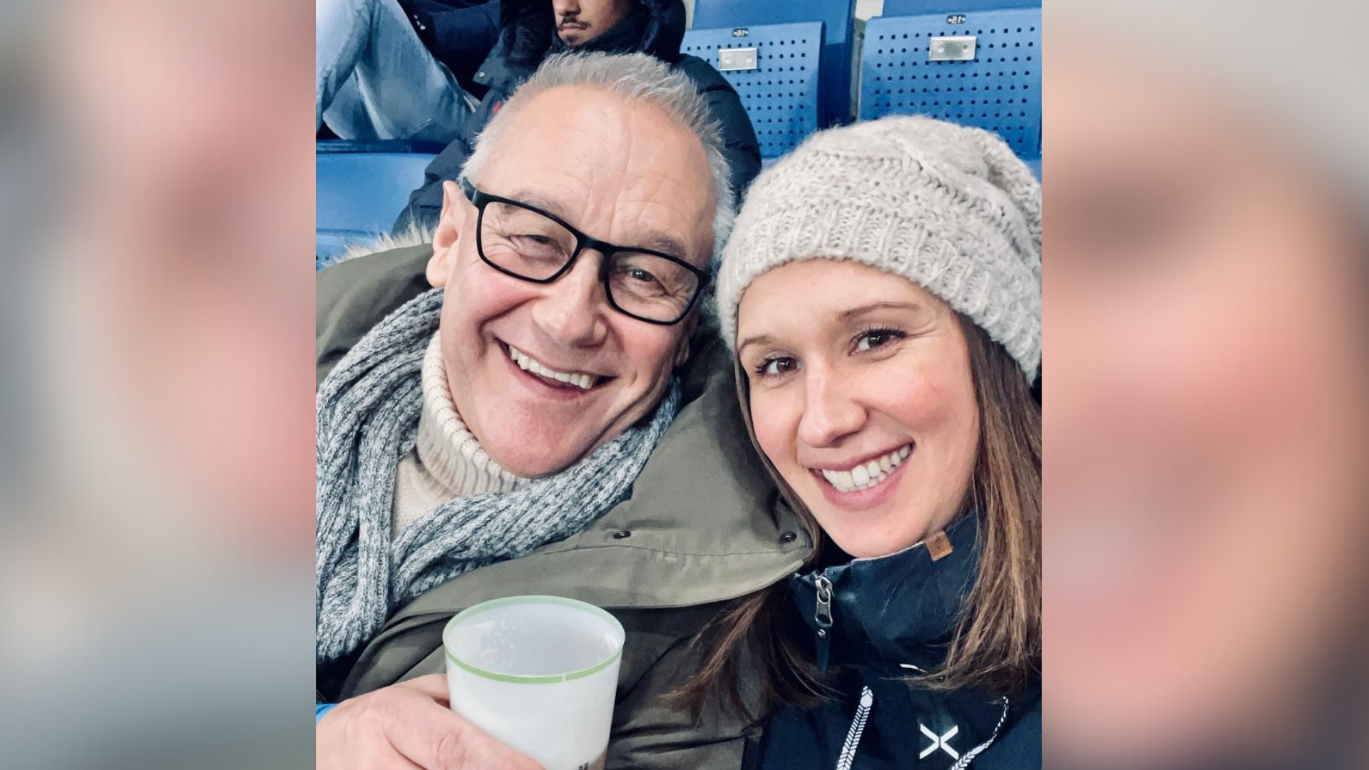 Ein Mann und eine Frau sitzen auf einer Tribüne.