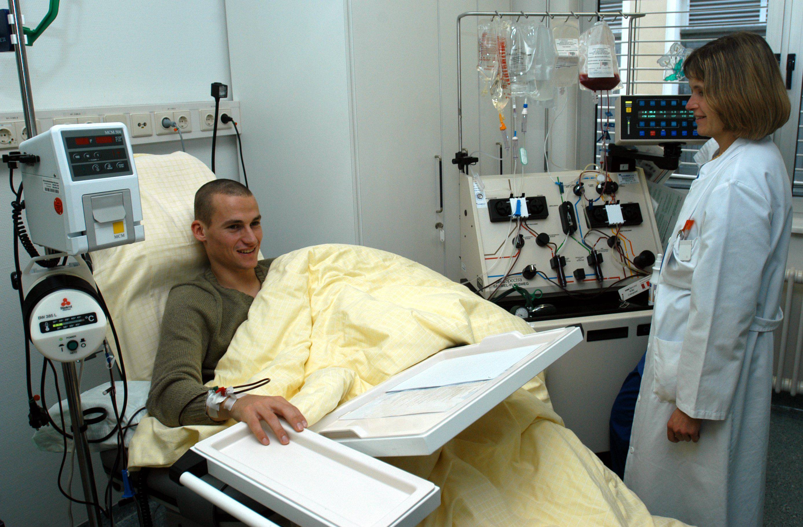 Peer Kluge spendete 2005 in Dresden Stammzellen. Rechts im Bild: Dr. med. Kristina Hoelig, Bereichsleiterin Transfusionsmedizin der Medak Dresden.; Foto: Olaf Rentsch