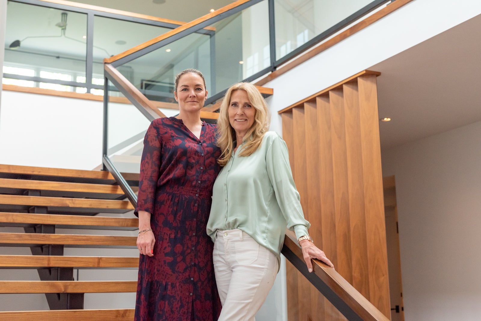 Zwei Frauen stehen auf einer Treppe