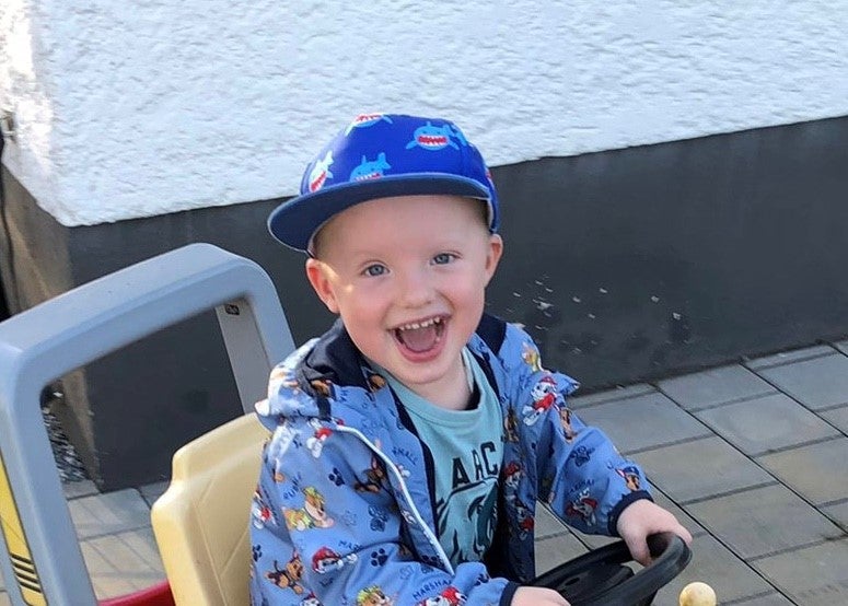 Kleines Kind lacht in die Kamera