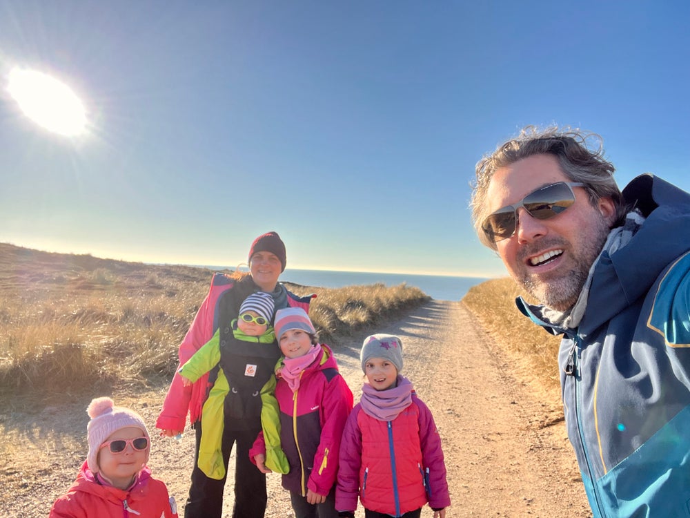 Eine Familie macht ein Selfie am Strand