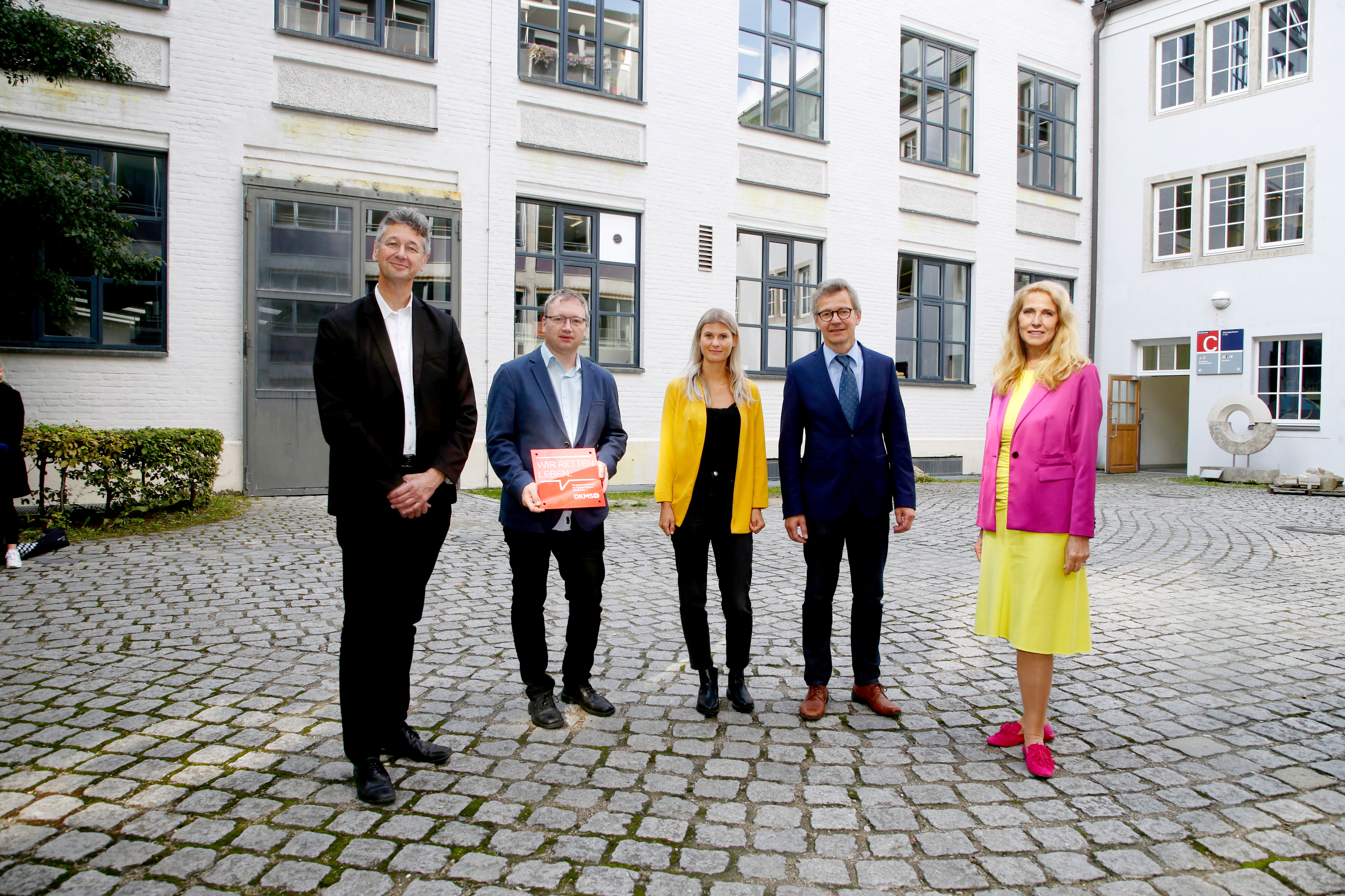 Dr. Elke Neujahr und Prof. Dr. Michael Piazolo mit den Vetreter:innen der Ludwig-Bölkow-Schule Donauwörth
