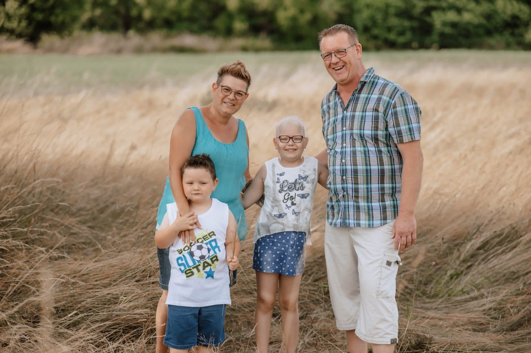 Eine Gruppe von Menschen posiert für ein Foto