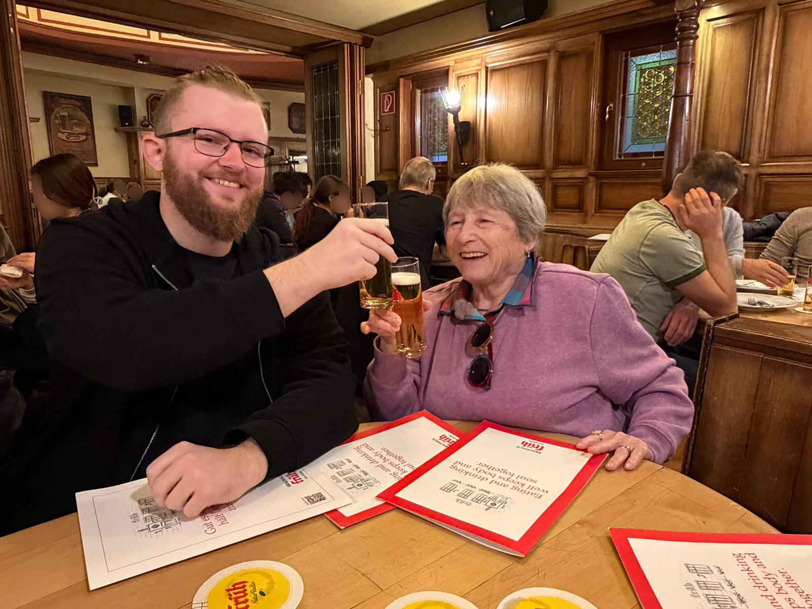 Ein Mann und eine Frau sitzen an einem Tisch mit Getränken