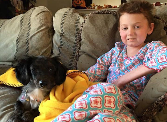 Toni und ihr Hund Smokey auf einem Sofa