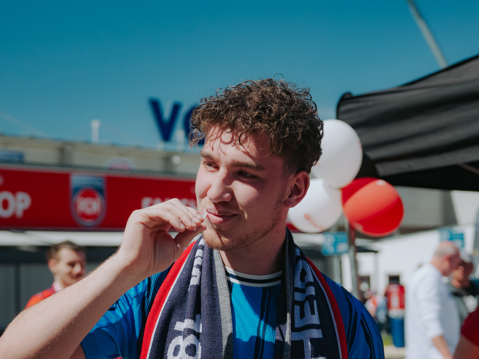 Ein Fan des 1. FC Heidenheims macht einen Wangenabstrich