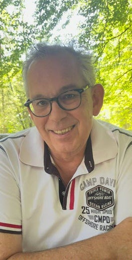 Ein Mann mit Brille und weißem Hemd