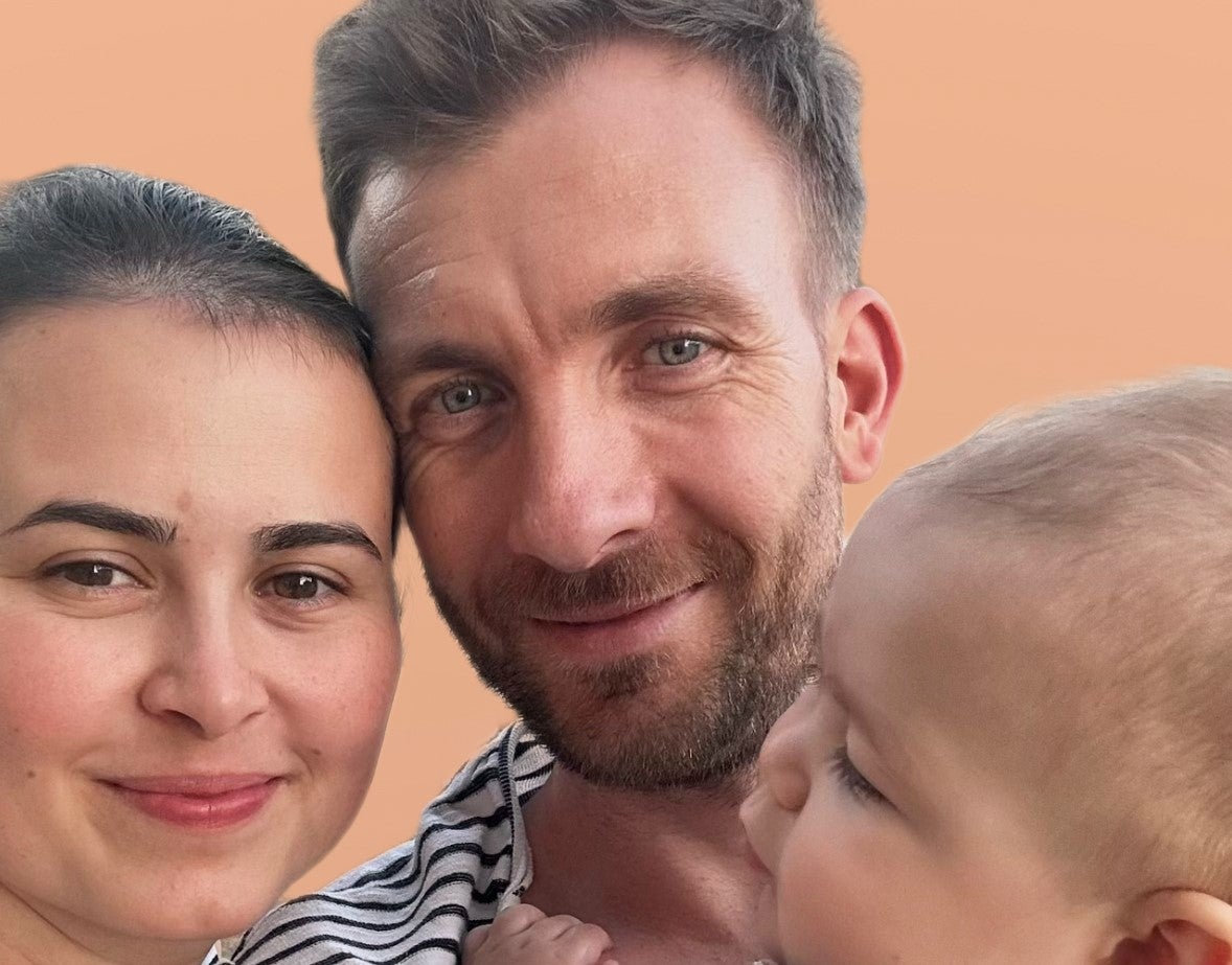 Ein Mann und eine Frau mit einem Baby