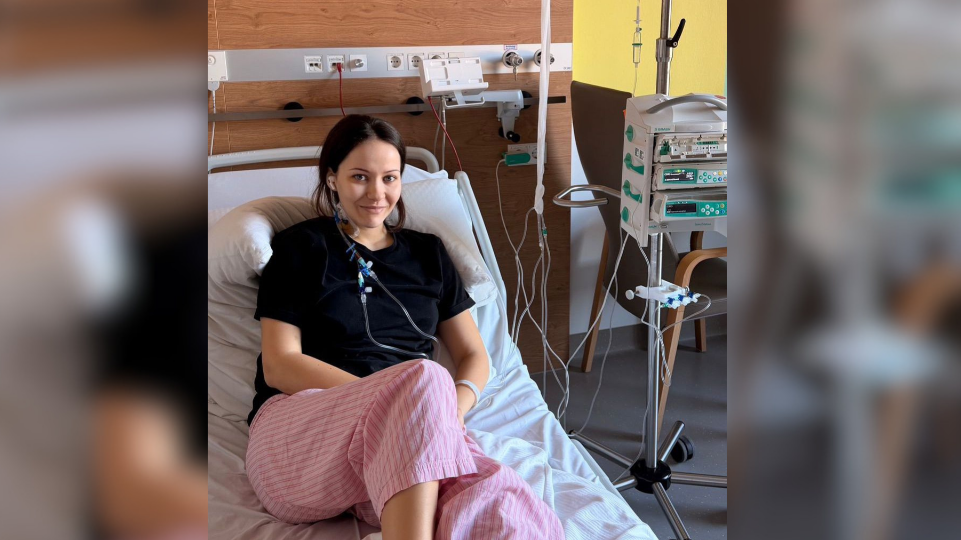 Eine Frau sitzt in einem Krankenhausbett