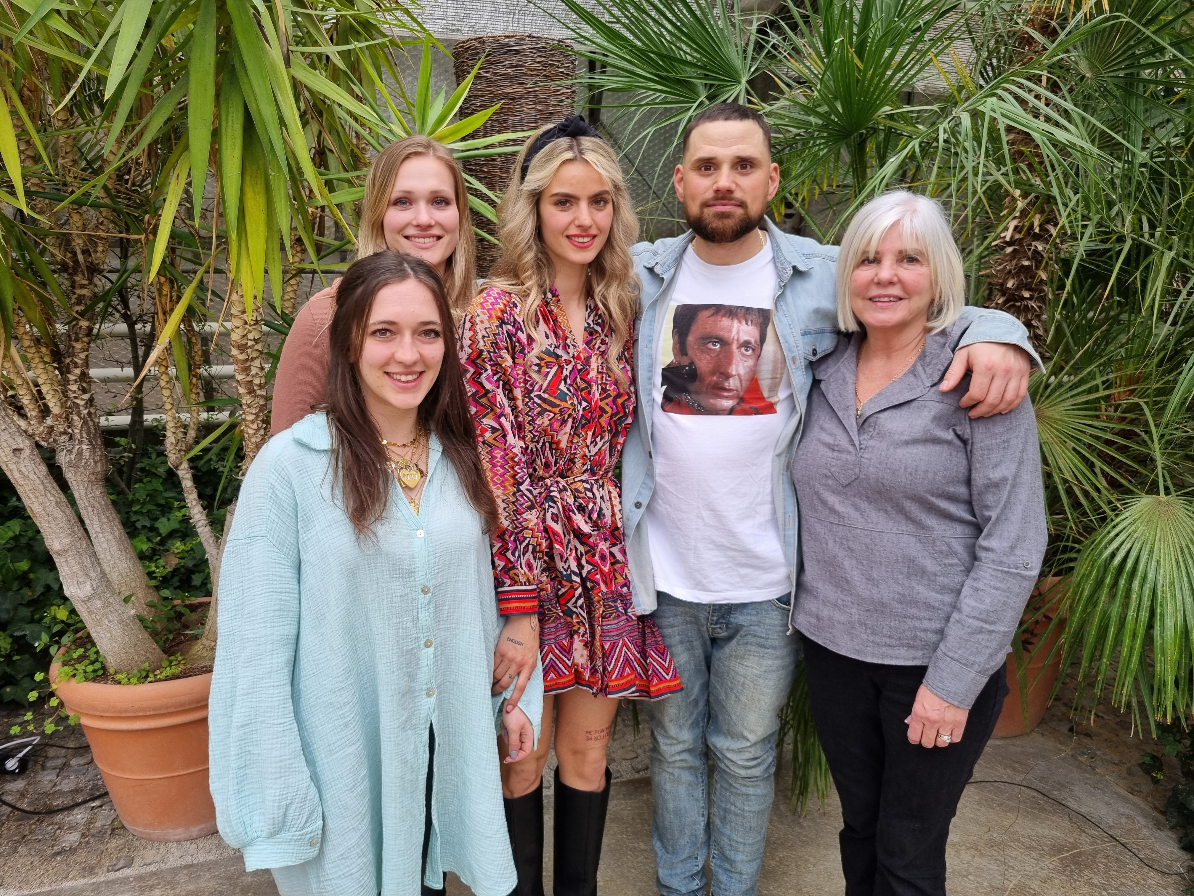 Eine Gruppe von Menschen posiert für ein Foto