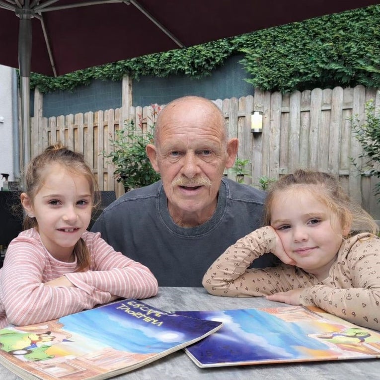 Patient Johann mit seinen Enkelkindern 