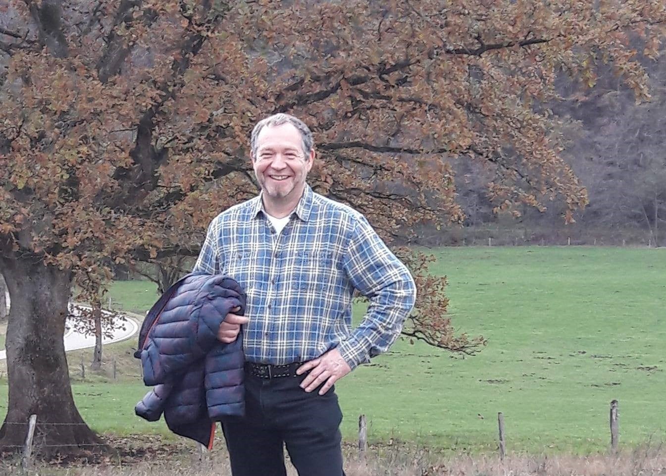 Ein Mann auf einem Feld mit einer Jacke