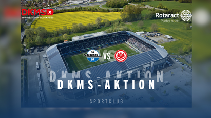 Ein Sportstadion mit einem Spielfeld und ein Spielfeld mit Bäumen und einer Straße