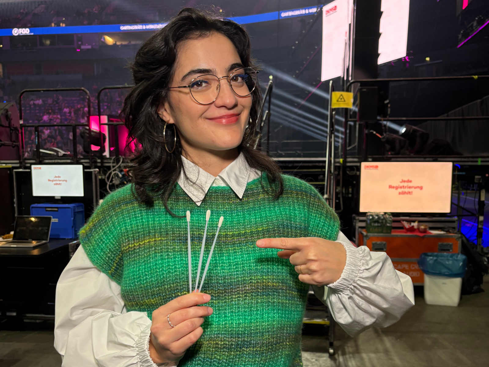 Ana Lucía mit Wattestäbchen für den Wangenabstrich