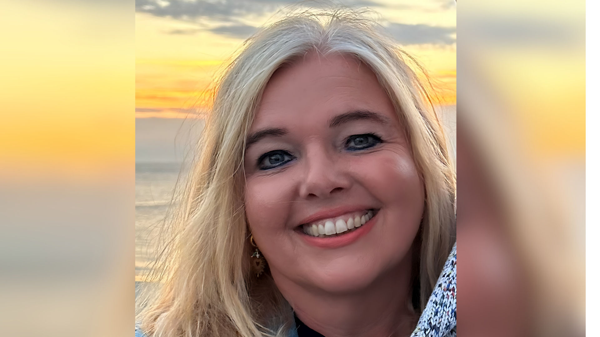 Eine Frau lächelt in die Kamera