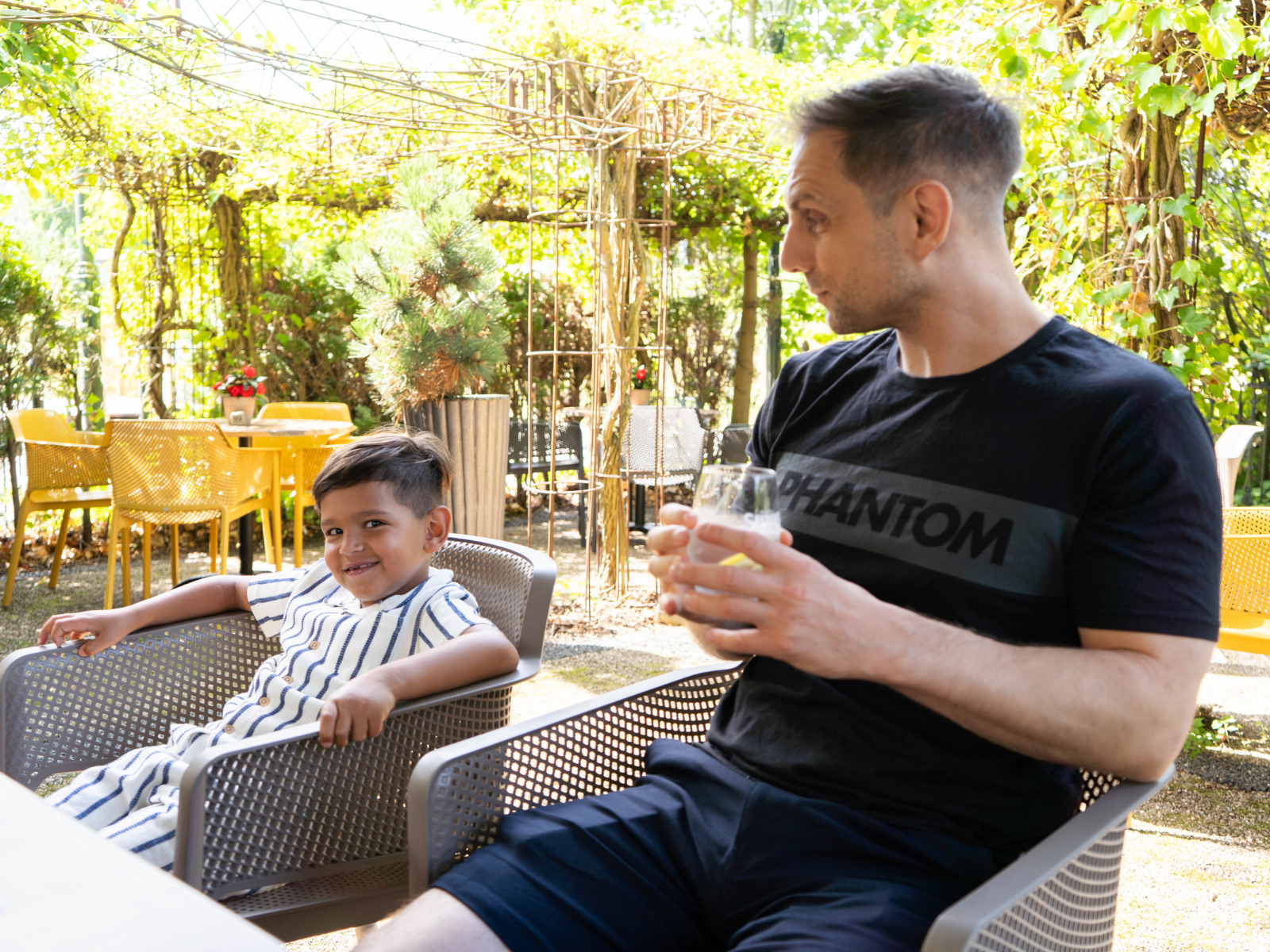 Shahil und Sven sitzen in einem Restaurant