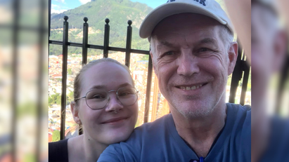Ein Mann und eine Frau, die ein Selfie machen
