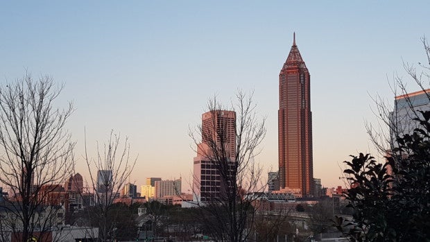 Die Skyline des Campanile di San Marco mit einem hohen Gebäude