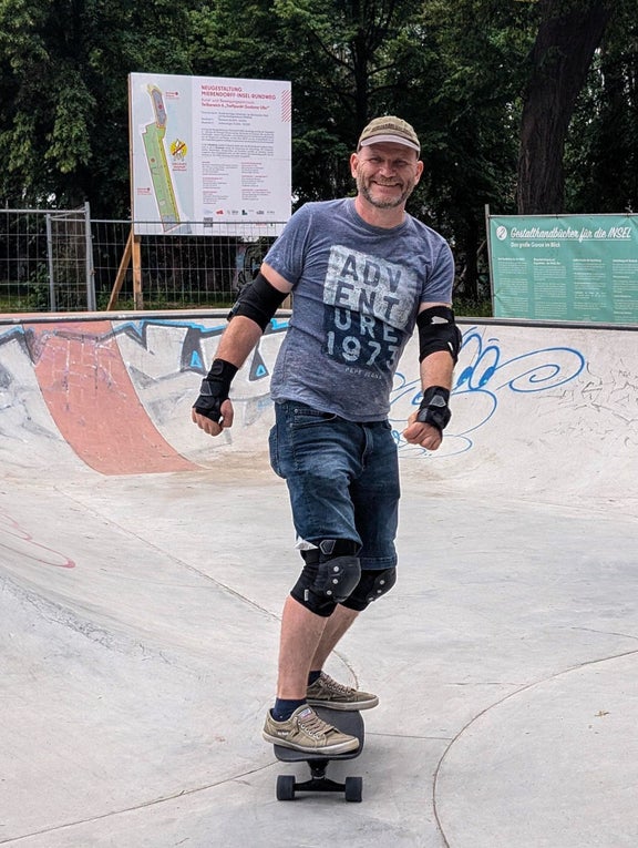 Ein Mann steht auf einem Skateboard