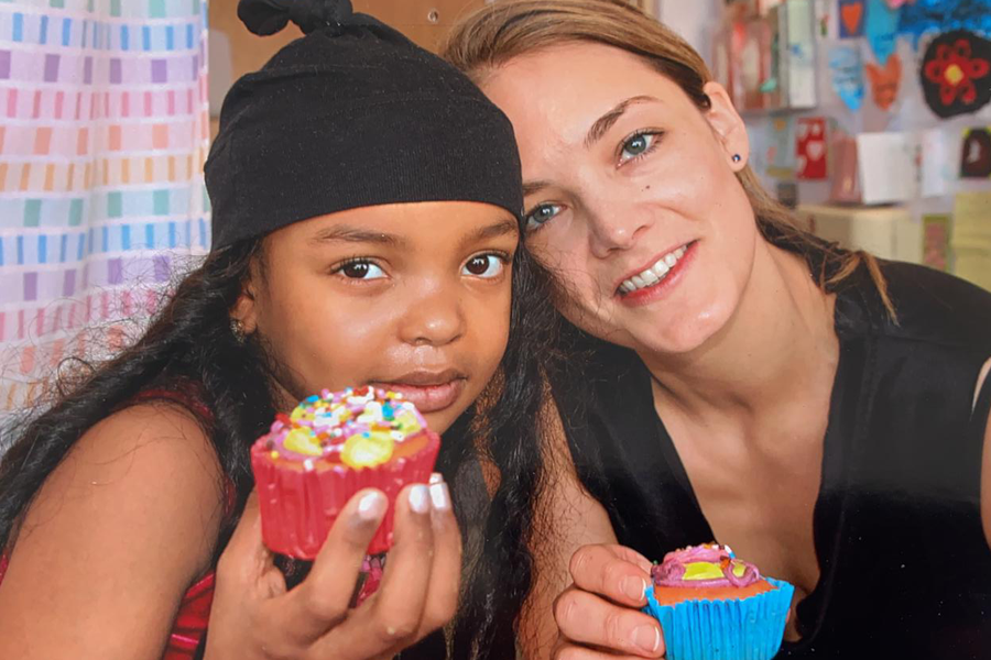 Eine Frau und ein Mädchen halten Törtchen