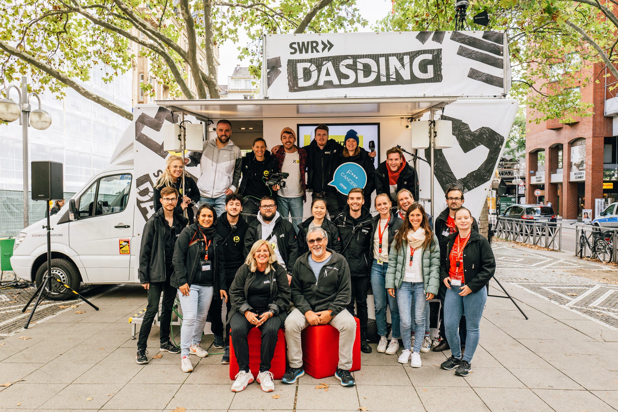 Eine Gruppe von Menschen posiert für ein Foto