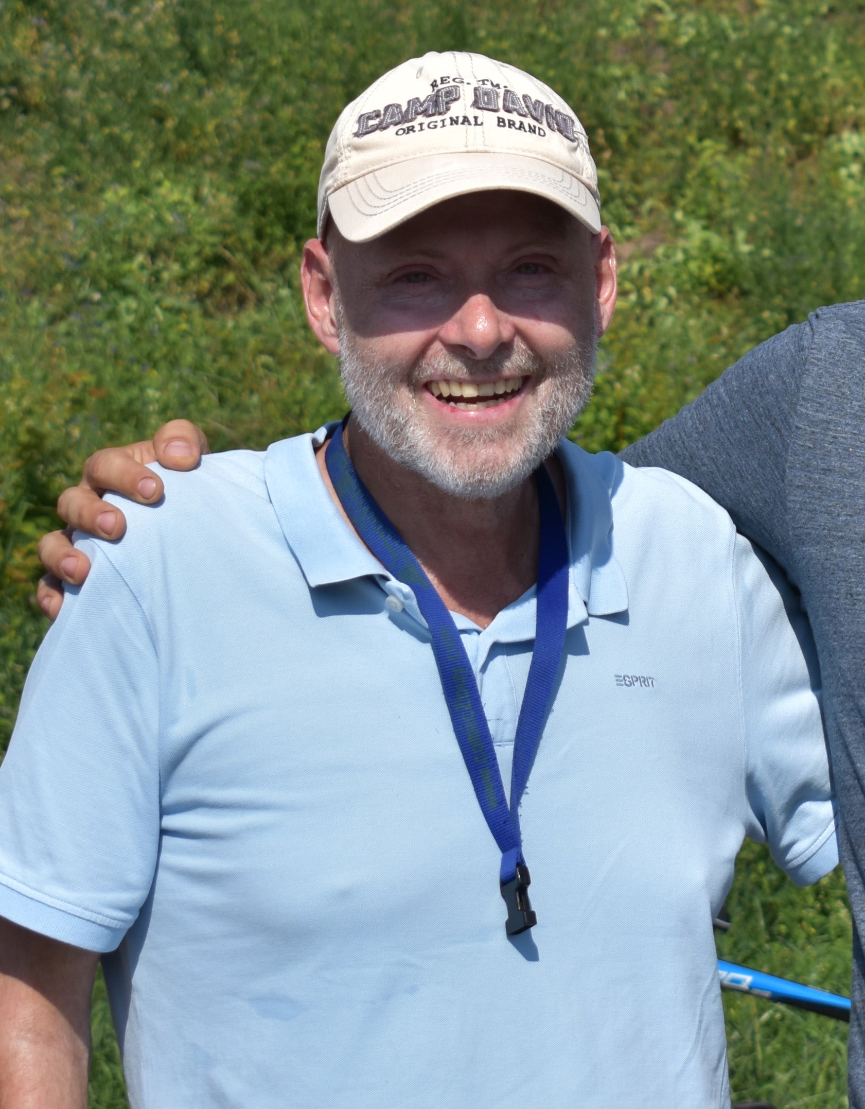 Mann mit Kappe lächelt in die Kamera