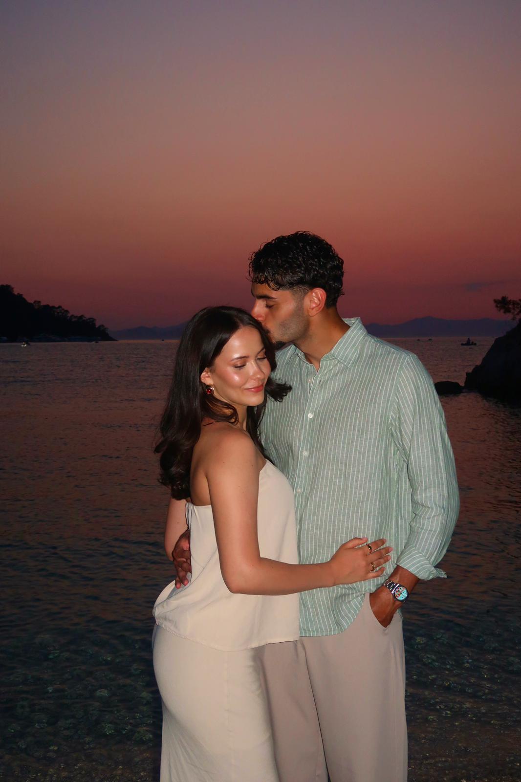 Patientin Cinja mit Ihrem Partner beim Sonnenuntergang