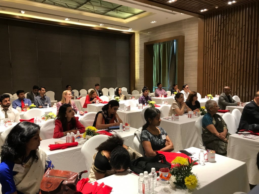 Eine Gruppe von Menschen, die an Tischen in einem Raum sitzen