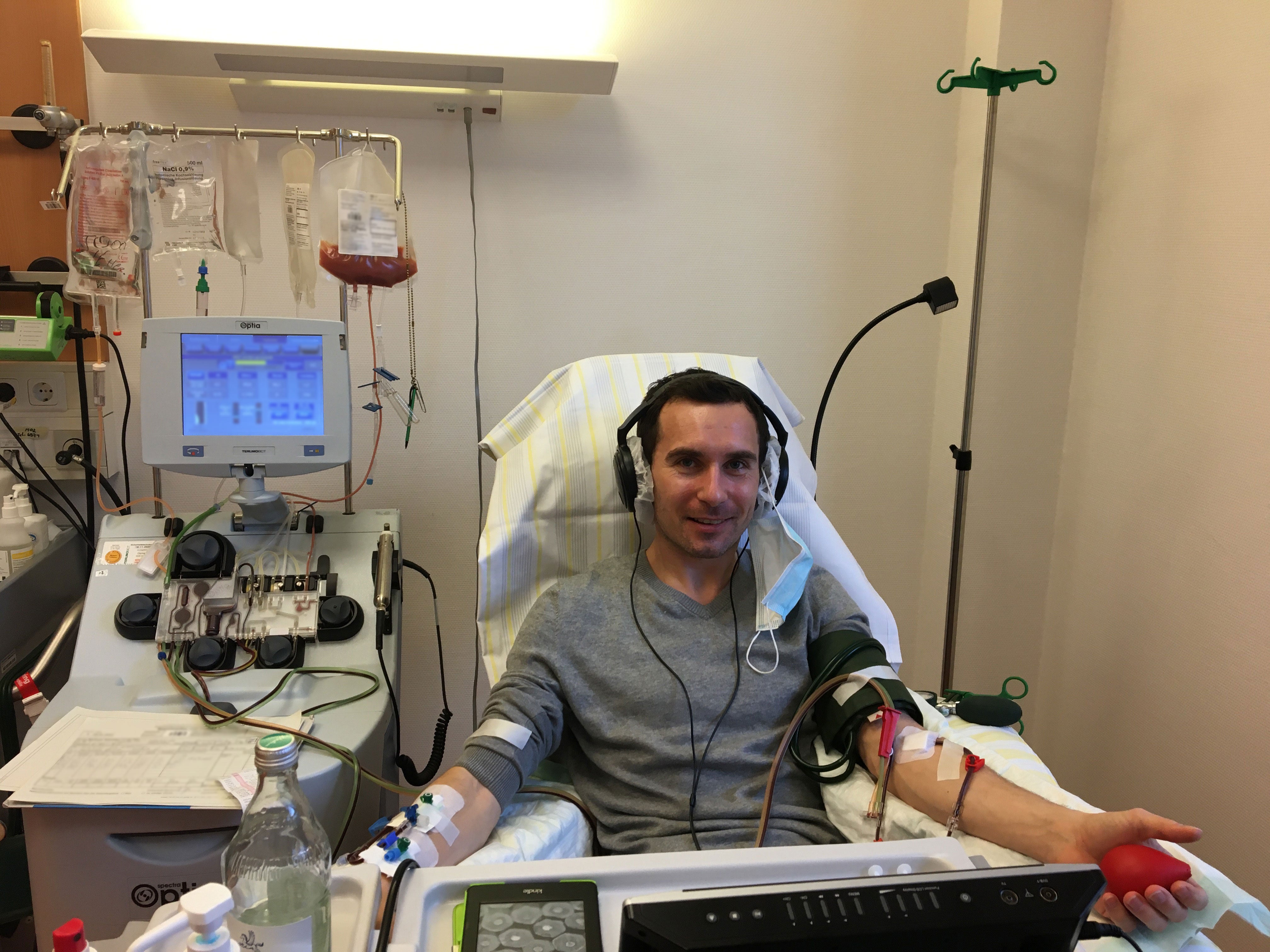 Sebastian sitzt in einem Apherese Stuhl während seiner Stammzellspende