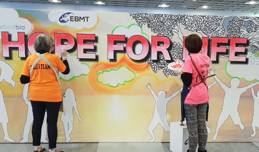 Patienten gestalten ein Kunstwerk beim EBMT Kongress