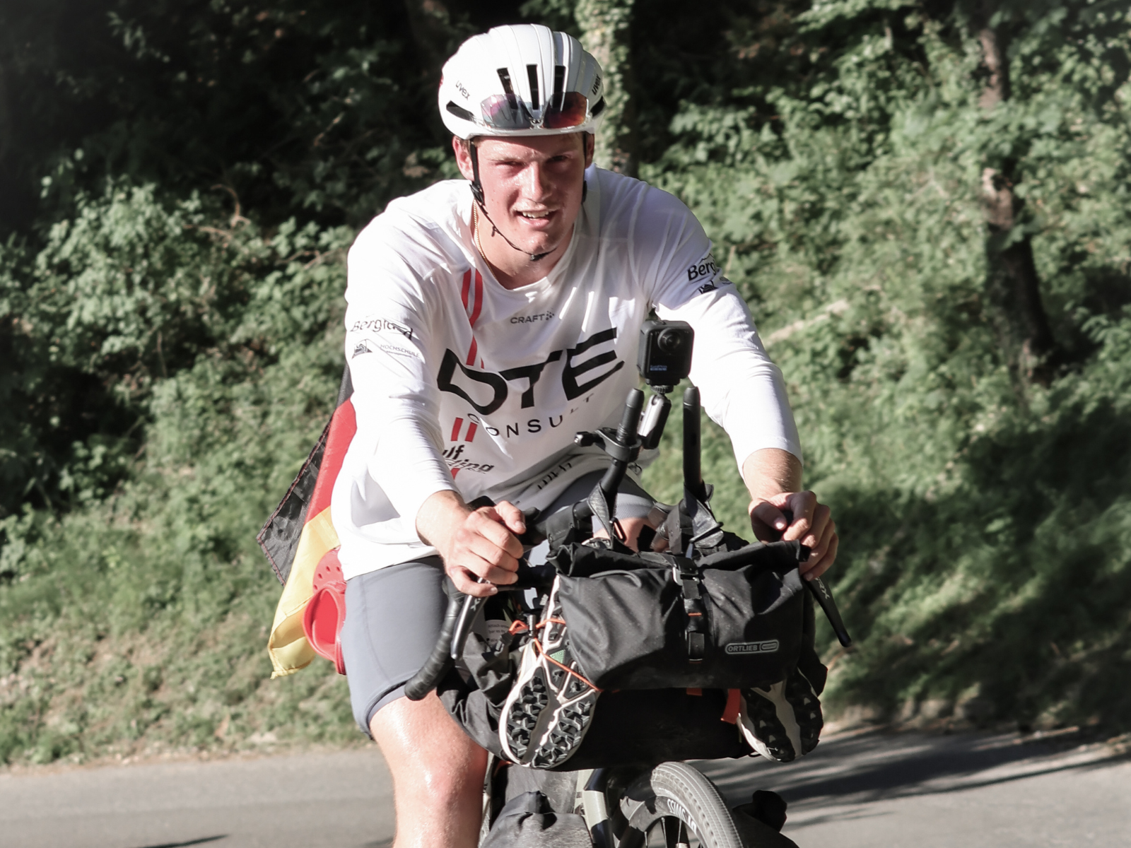 Phil Weinmann am Berg auf seiner DKMS Deutschlandtour.