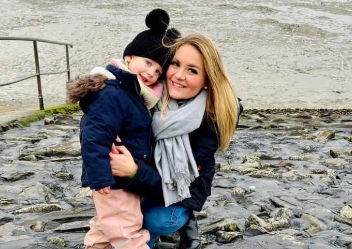 Eine Frau und ein Kind posieren für ein Foto