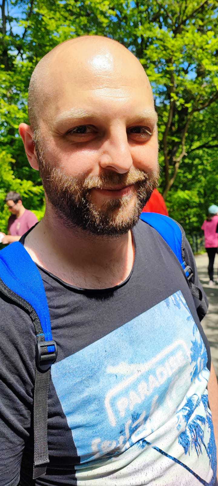 ein Mann lächelt für ein Foto