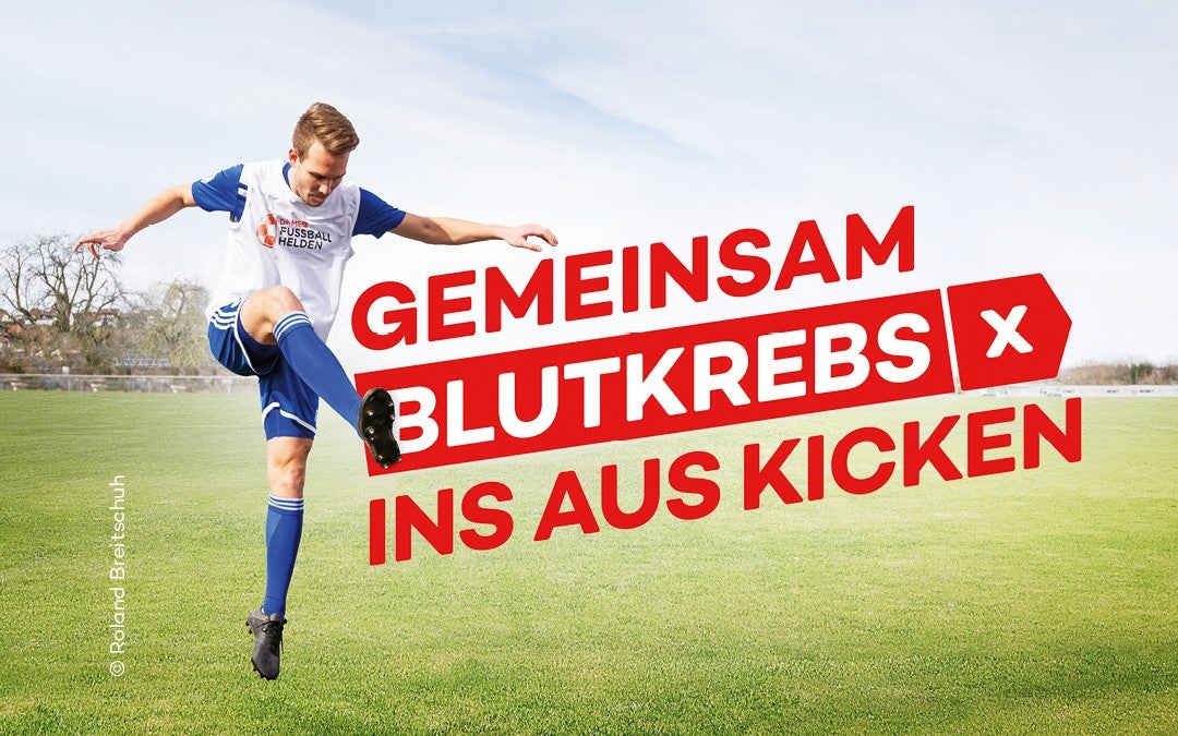 Ein Fußballer und der Slogan "GEMEINSAM BLUTKREBS INS AUS KICKEN"