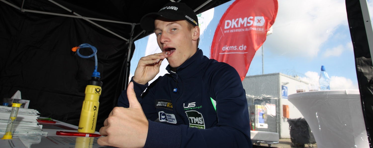 Formel 4 Fahrer Jannes Fittje bei der Registrierung; Foto: Joan Codina