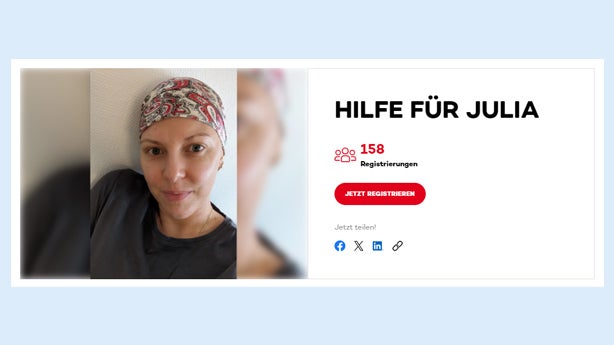 Eine Frau mit gemustertem Kopftuch blickt ruhig in die Kamera. Rechts neben dem Foto steht in großer schwarzer Schrift „Hilfe für Julia“. Darunter ist ein Symbol mit der Anzahl „158 Registrierungen“ sowie ein roter Button mit der Aufschrift „Jetzt registrieren“. Darunter befinden sich Symbole zum Teilen auf sozialen Netzwerken. Der Hintergrund ist hellblau.