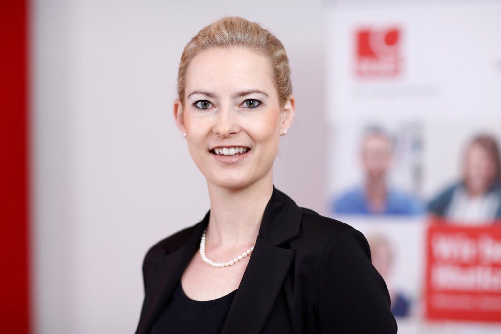 Eine Frau in einem schwarzen Anzug