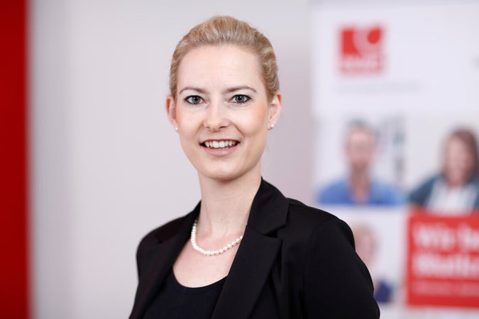 Eine Frau in einem schwarzen Anzug