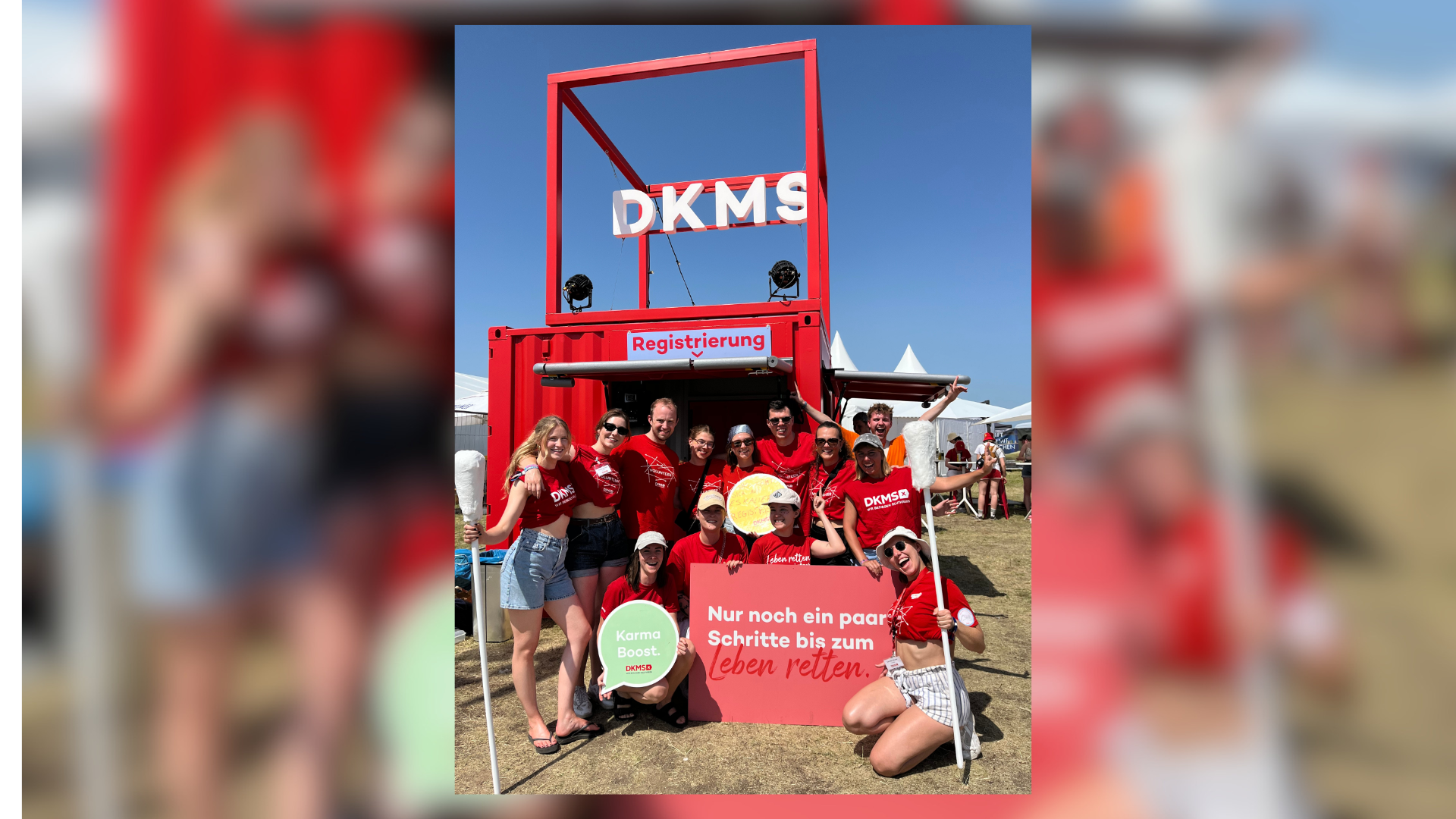 Eine Gruppe von Menschen posiert für ein Foto