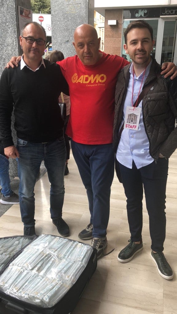 Rechtzeitig eingetroffen und an Michele Franco (Mitte) von ADMO Campania übergeben: 4.500 Watteträger; Foto: ADMO