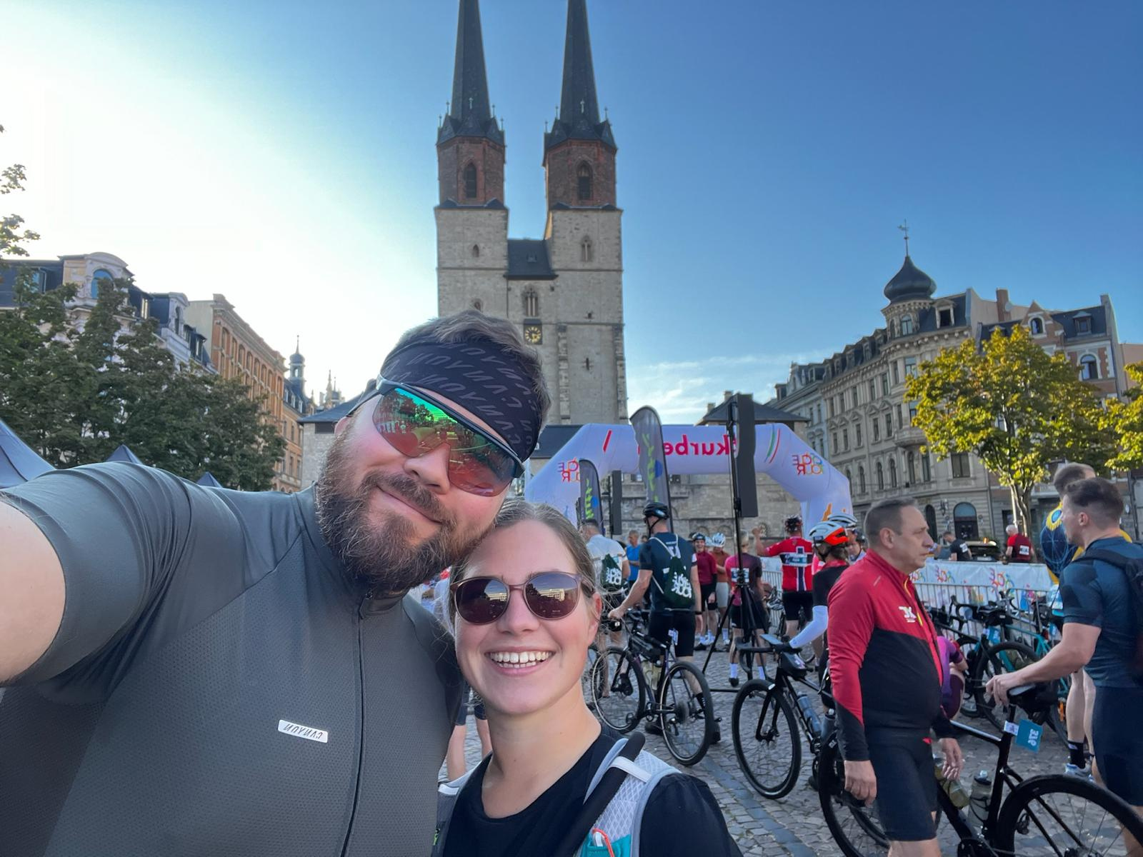 Fabienne und ihr Partner nehmen an einem Radrennen teil