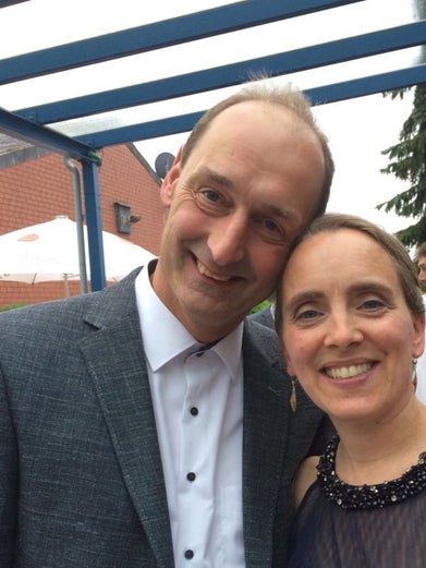 Zusehen ist Uwe (links im Bild) mit Ehefrau (rechts im Bild). 