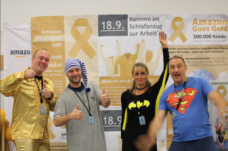 Eine Gruppe von Menschen posiert für ein Foto. Sie tragen Schlafanzüge. I