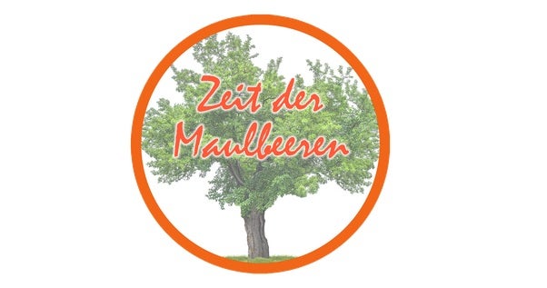 Ein Logo mit einem Bild von einem Baum. Im Logo steht als Text Zeit der Maulbeeren.